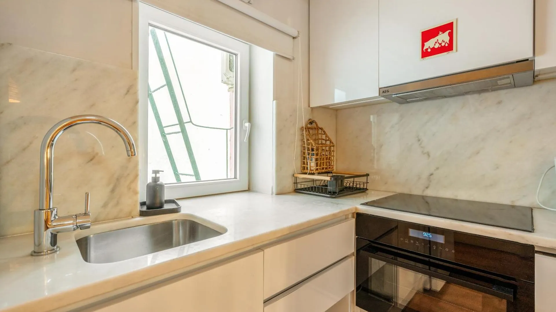 BmyGuest - Lisbon Inner Bairro Alto Appartement